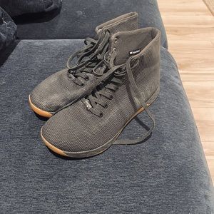 HIGH-TOP BLACK TRAINER (WOMEN'S)